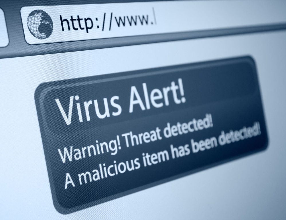 Alerta de virus en pantalla de ordenador