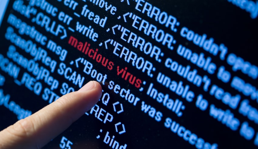 Virus detectado en pantalla ordenador con Código