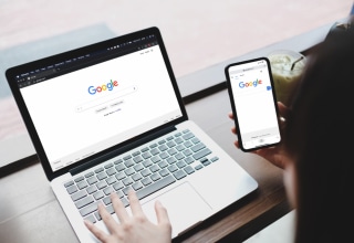 Buscador de Google en ordenador y Smartphone